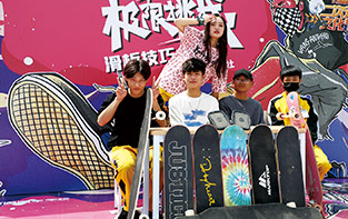 鄭州汽修學(xué)校_滑板車大比拼